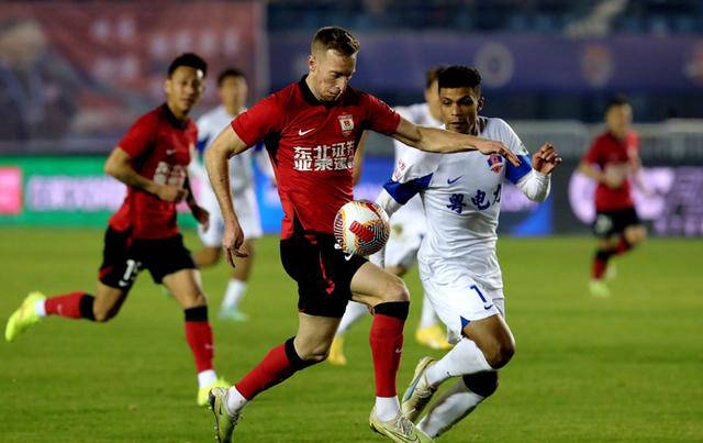 包含精彩足球对决现场热情高涨，球员奋力争胜的词条