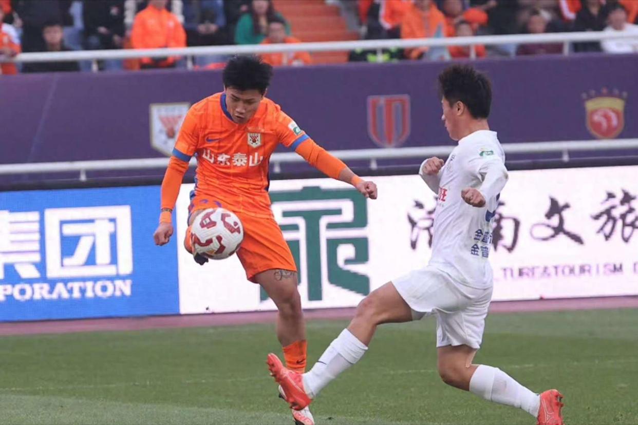 包含国安场边指挥情绪激动，利物浦队员怒摔水瓶的词条